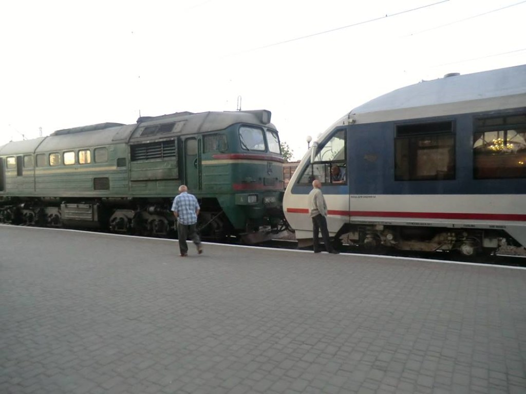 Пассажиры рельсового автобуса Львов-Киверцы ехали три часа без света и туалета (ФОТО)
