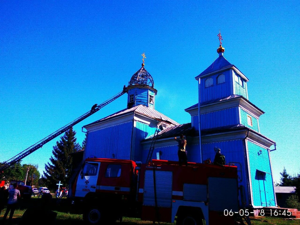 На Волыни произошел пожар в деревянной церкви, построенной в 1864 году (ФОТО)
