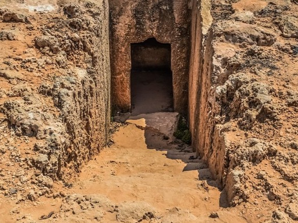 В Китае обнаружили невероятную гробницу, которой 1800 лет (ФОТО)