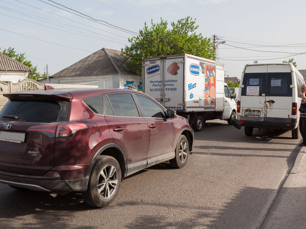В Днепре Toyota врезалась в маршрутку с пассажирами (ФОТО)