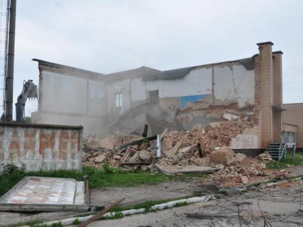 В Полтавской области в центре  города обрушился спорткомплекс (ФОТО)