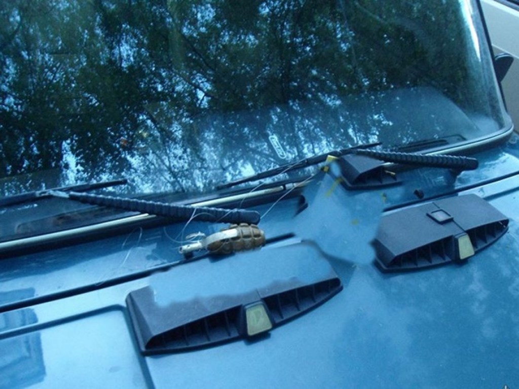 Полтавчанину на капот машины кинули гранату (ФОТО)