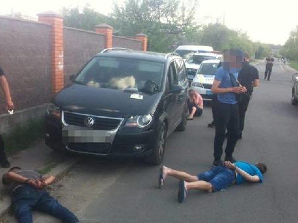 Под Киевом на вечеринке мужчина украл у знакомых деньги, мобильный и автомобиль (ФОТО)