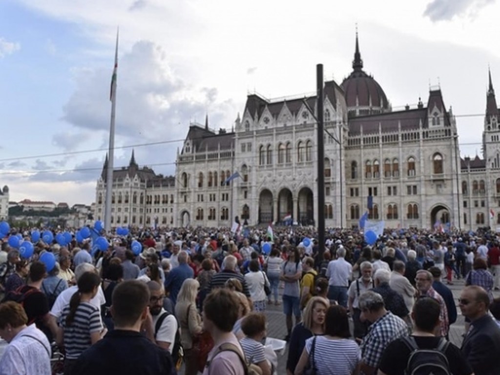 В Будапеште возобновились протесты против Виктора Орбана (ФОТО)