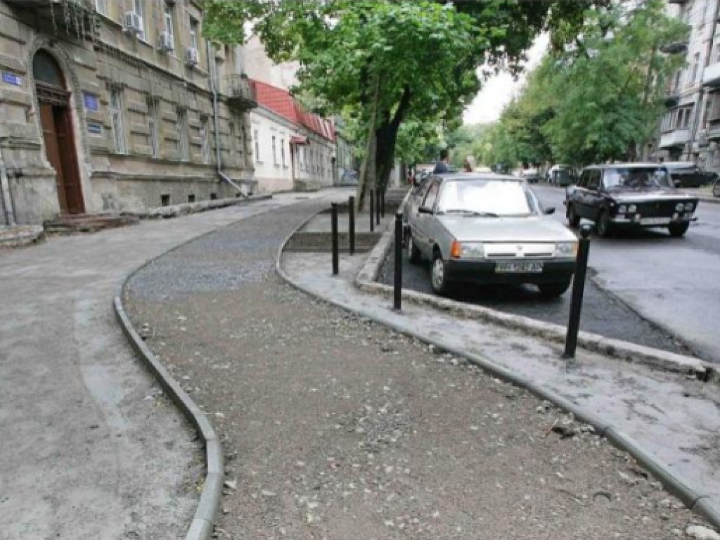 В Киеве начали обустраивать «карманы» для парковки авто (ФОТО)