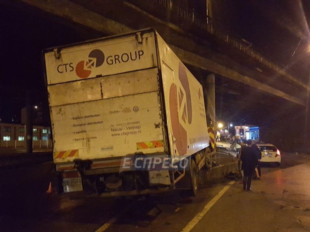 В Киеве пьяный водитель на грузовике протаранил опору путепровода (ФОТО)