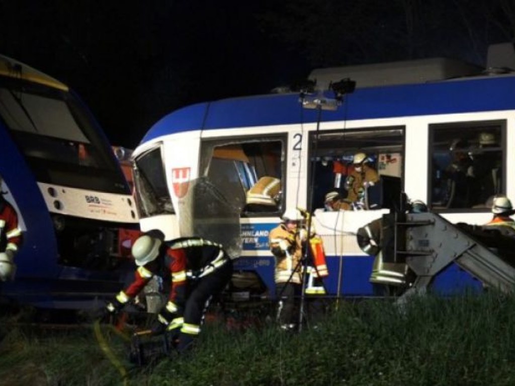 В Германии товарный поезд столкнулся с пассажирским, есть погибшие и раненые (ФОТО)