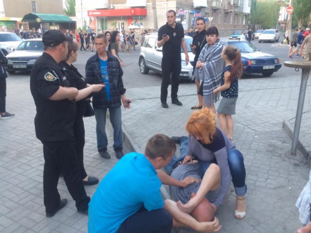 В Бердянске на марше «Азова» нокаутировали прохожего (ФОТО)