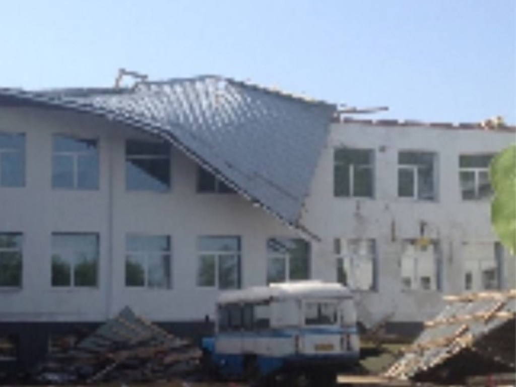 На Сумщине сильный ветер сорвал крышу школы (ФОТО)