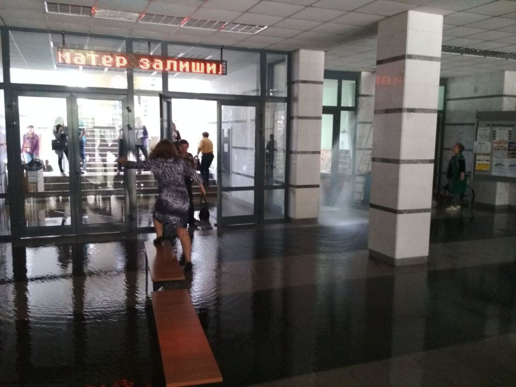 «Потоп» в Днепропетровском национальном  университете вызвал у студентов бурю эмоций (ВИДЕО)
