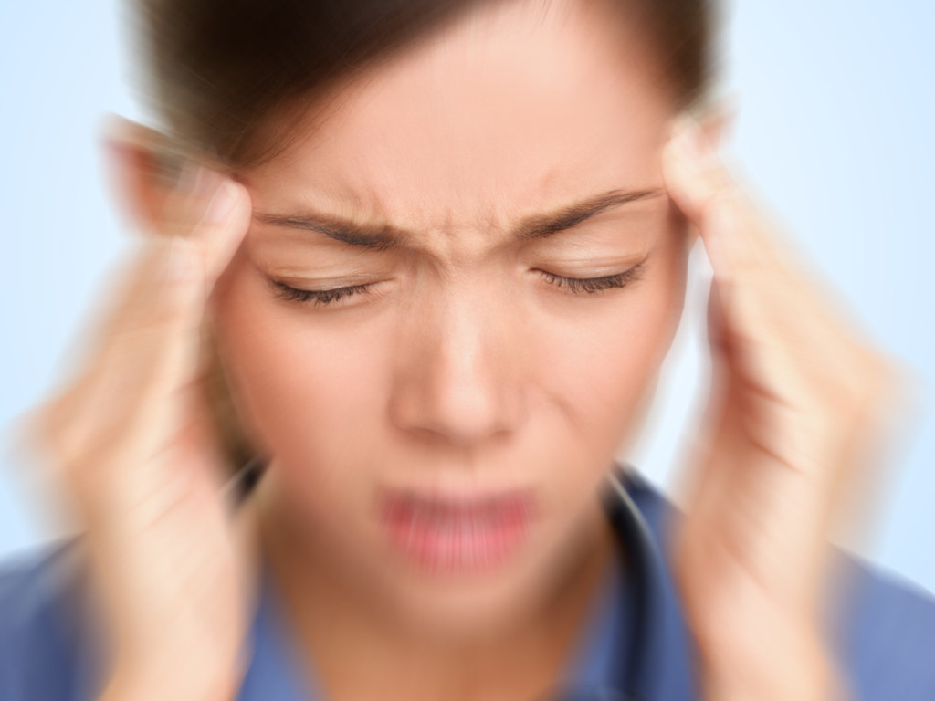 Врач: При перепадах давления и головокружении поможет мятный отвар и массаж ушей