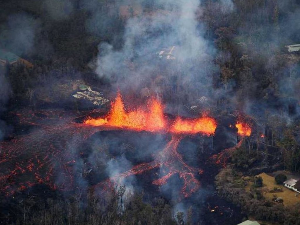 Вулкан на Гавайях заливает лавой дома и дороги (ФОТО)