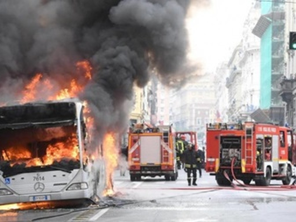 В центре Рима загорелся автобус с пассажирами (ФОТО)