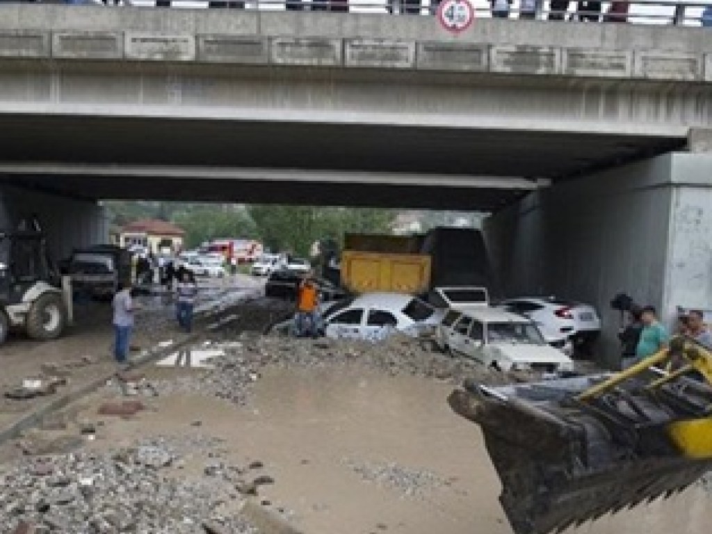 От мощного наводнения пострадало несколько регионов Турции (ФОТО)