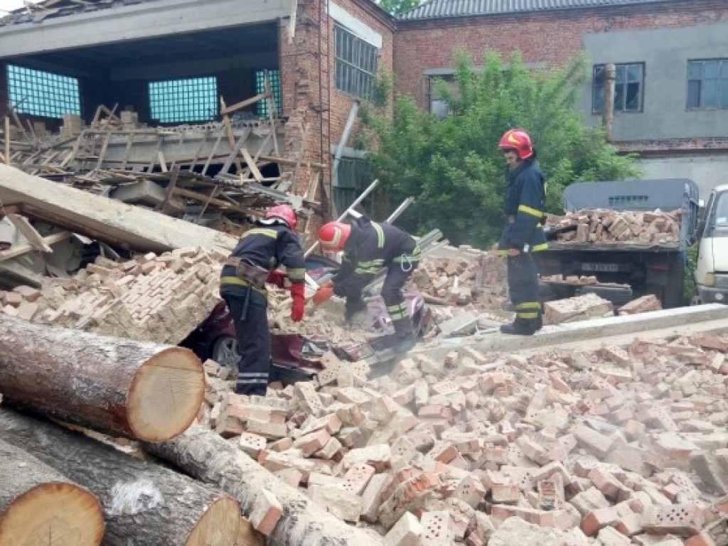 В Хмельницкой области на мебельной фабрике обрушилась стена, повреждены 2 авто (ФОТО)