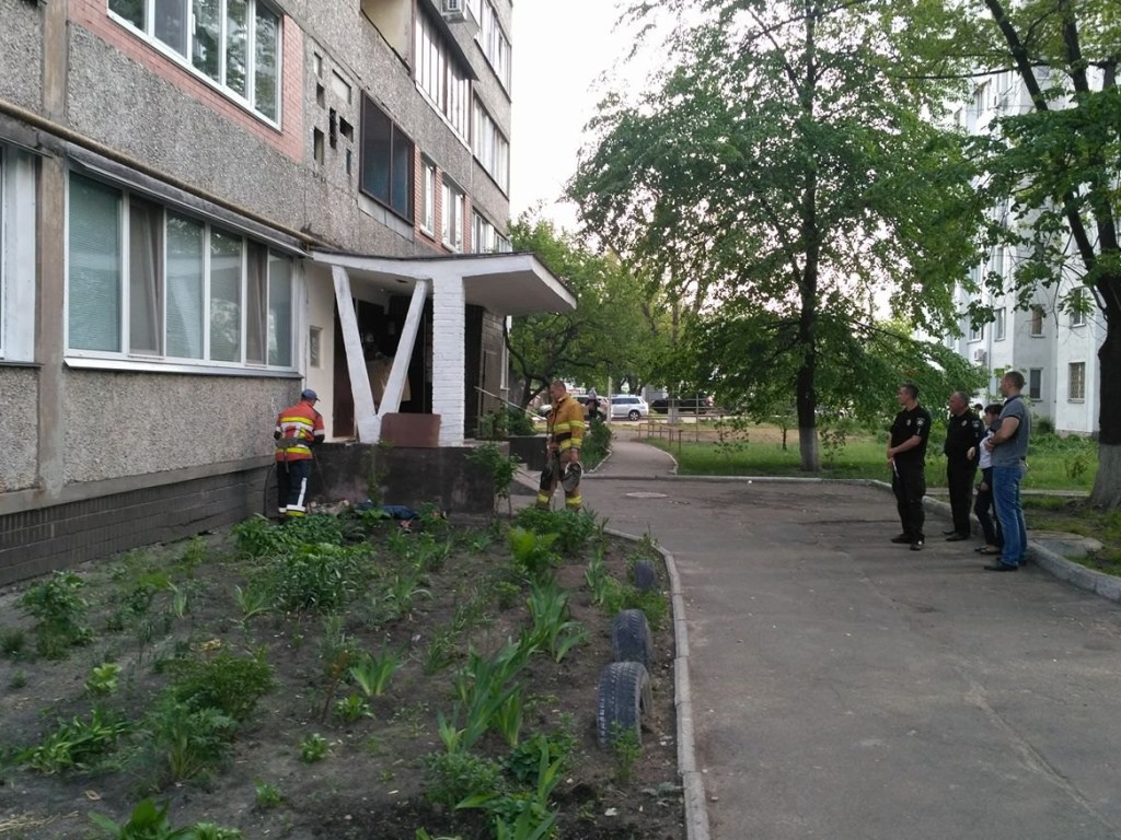 В Днепровском районе Киева мужчина выпал из окна многоэтажки (ФОТО)