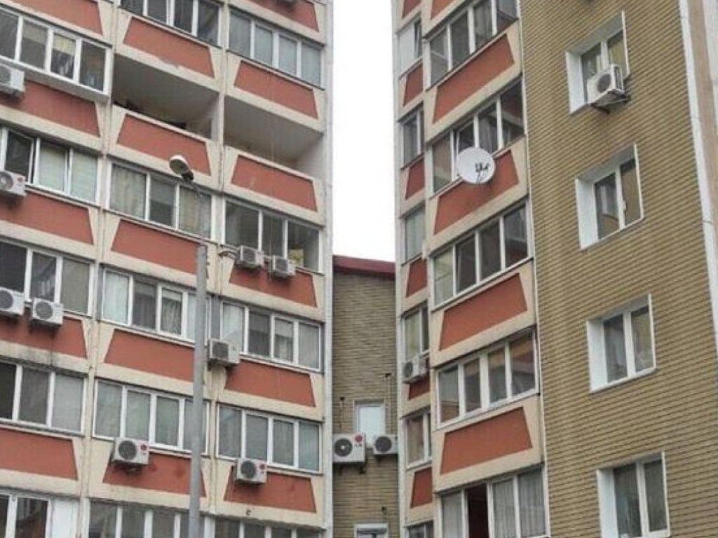 В Киеве погибла женщина, выпав с восьмого этажа