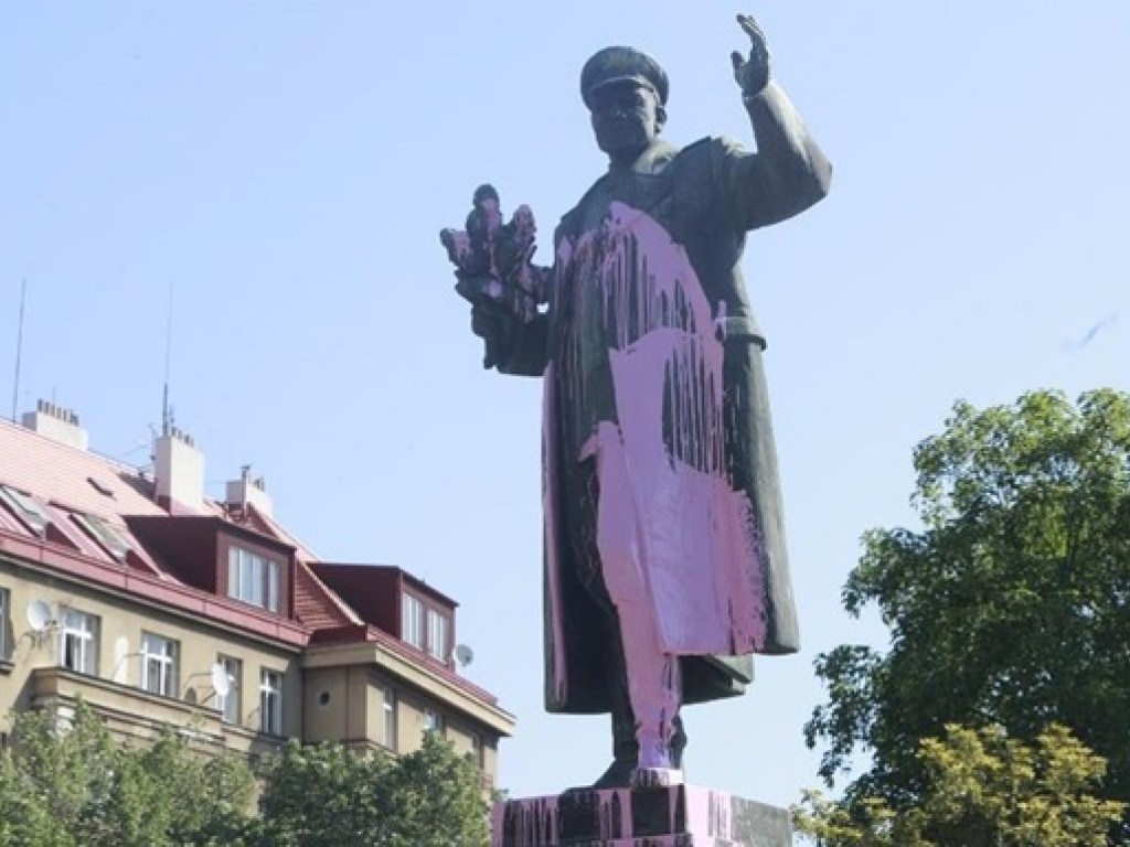 В Праге облили краской памятник советскому маршалу (ФОТО)