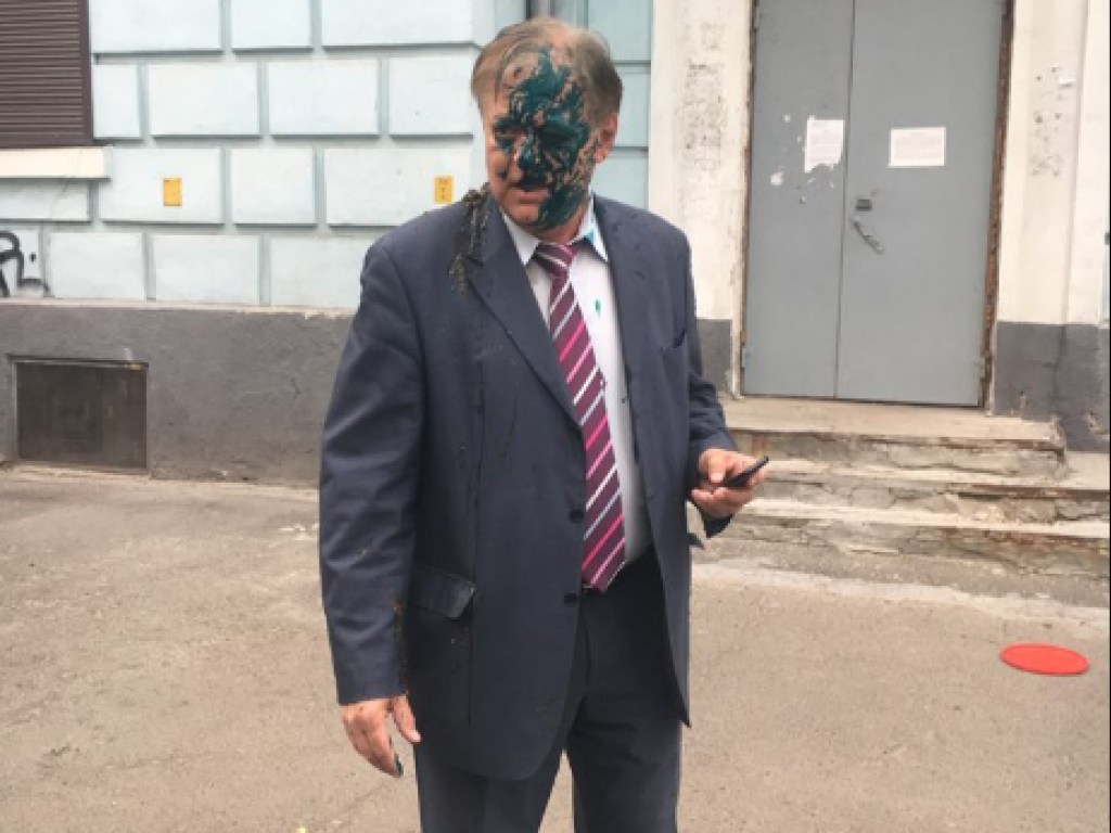 В Киеве радикалы облили нечистотами и зеленкой главу Россотрудничества, который шел к Вечному огню (ФОТО)