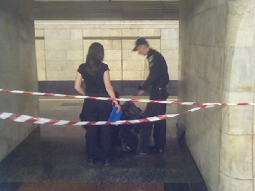 На «зеленой» ветке столичного метро умер мужчина (ФОТО)