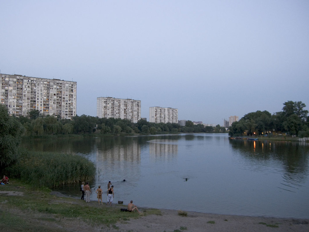 В Днепровском районе Киева в озере нашли труп