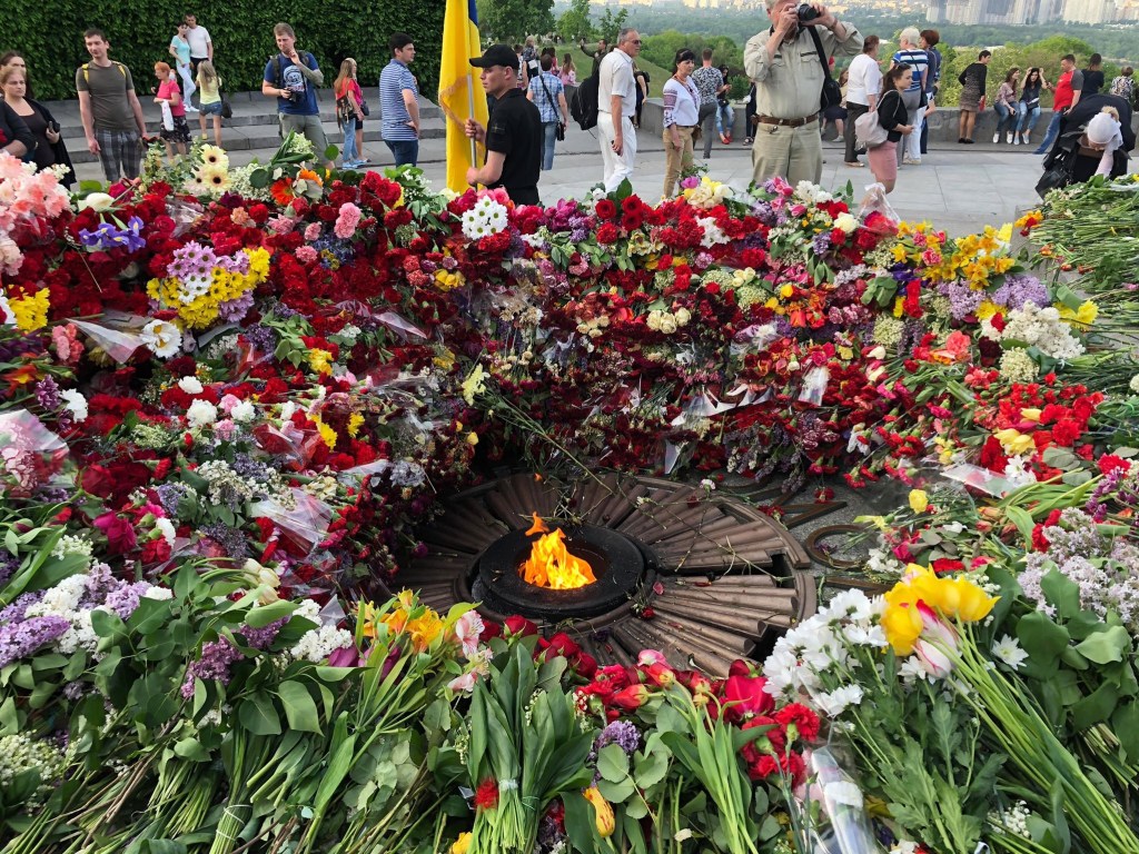 9 мая в Киеве: Вечный огонь завалили цветами (ФОТО)