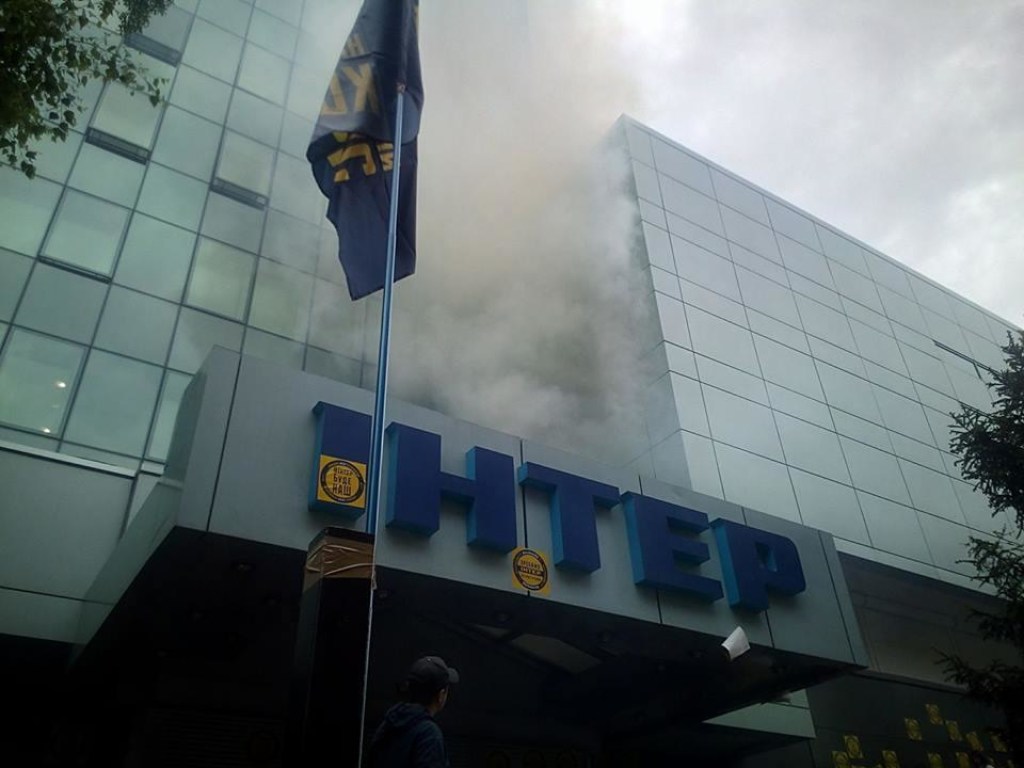 Над заблокированным офисом «Интера» заметили дым (ФОТО)