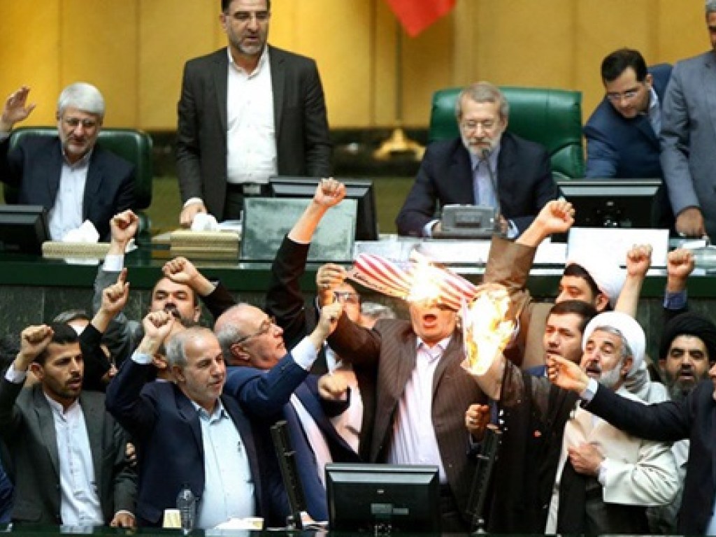 «Смерть Америке»: В парламенте Ирана сожгли флаг США (ФОТО)