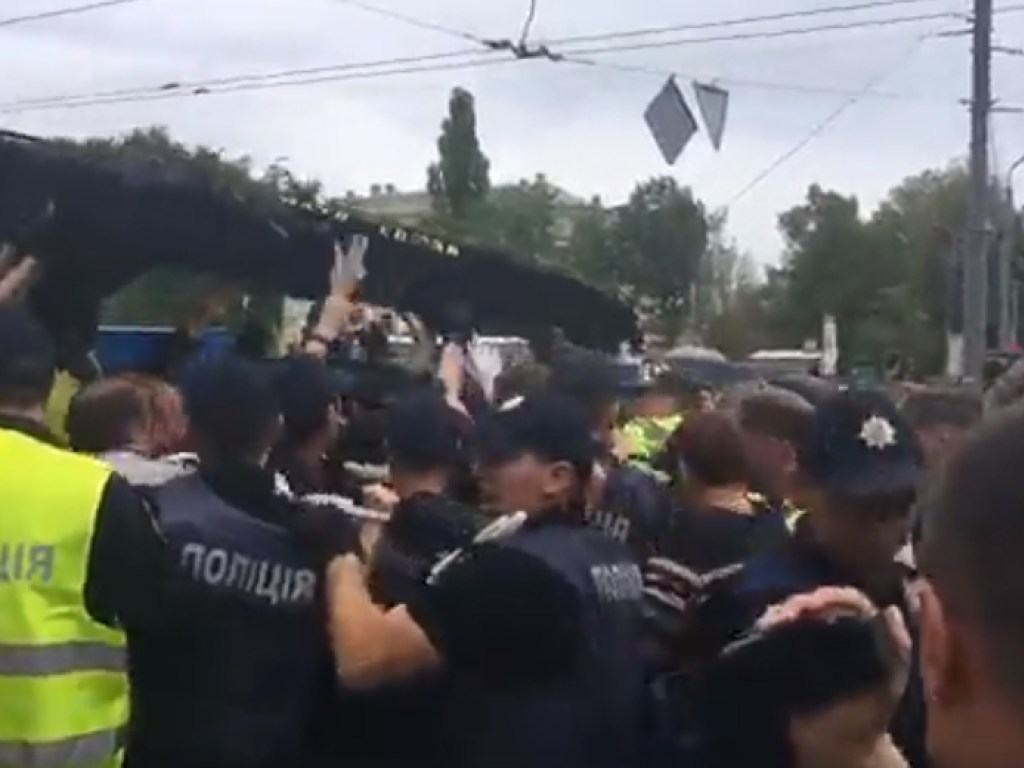 В Днепре возле Танка пенсионеры с цветами напали на полицейских (ВИДЕО)