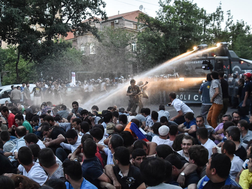 Под видом массовых протестов в Армении произошла рокировка внутри правящего класса – политолог