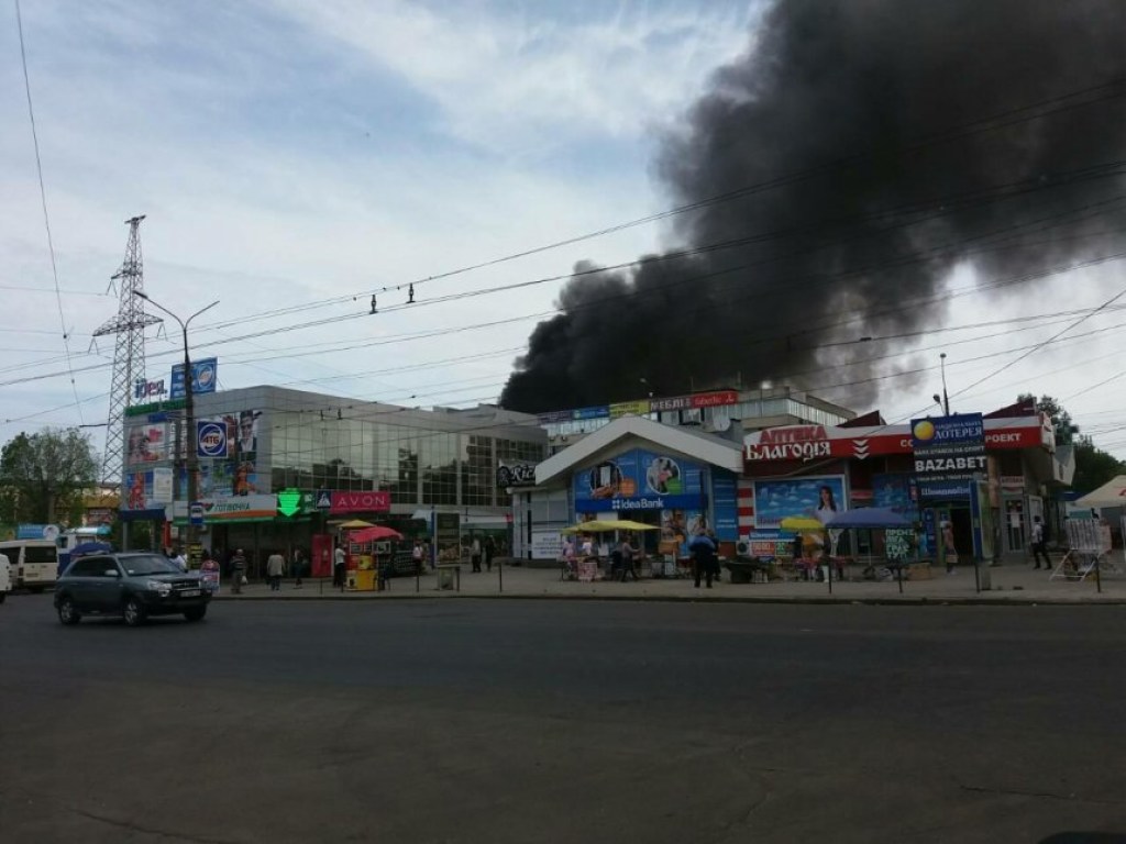 В Николаеве пылал пожар за рынком «Колос» (ФОТО)