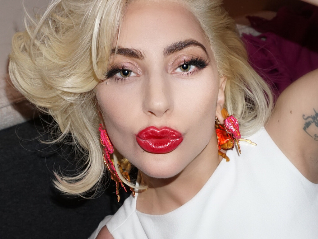 Леди Гага шокировала поклонников новым вызывающим образом в красных ботфортах (ФОТО)