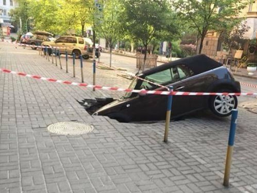 В центре Киева под землю провалился припаркованный автомобиль (ФОТО)