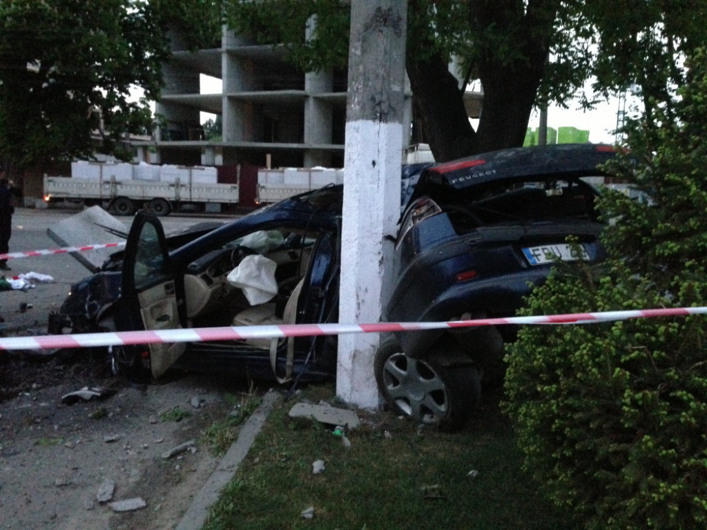 Водитель Peugeot на еврономерах врезался в столб в Одессе (ФОТО)