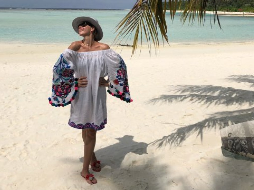 Катя Осадчая примерила на отдыхе модное льняное платье за 1080 долларов (ФОТО)