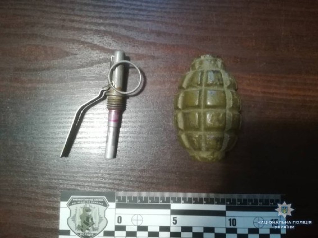 На Николаевщине мужчина у военного порта нашел гранату и сдал полиции (ФОТО)