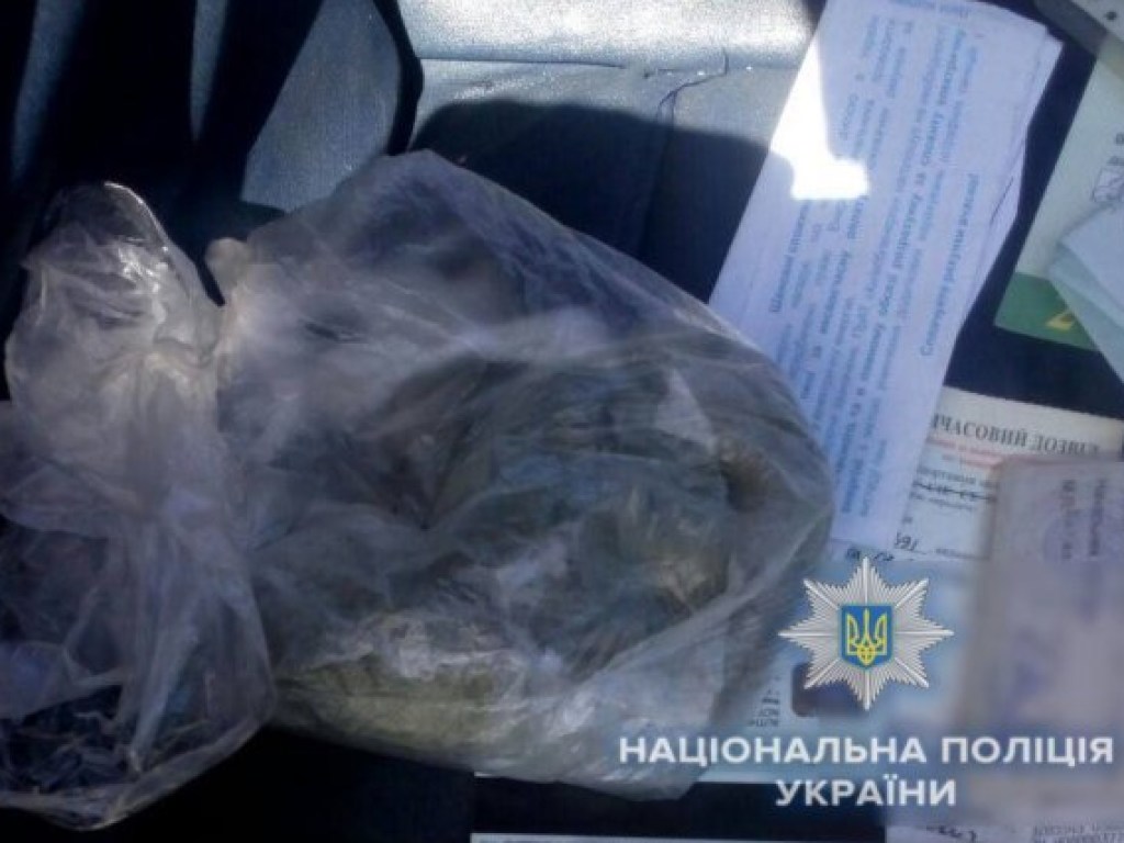На Киевщине у водителя «восьмерки» нашли наркотики в салоне авто (ФОТО)