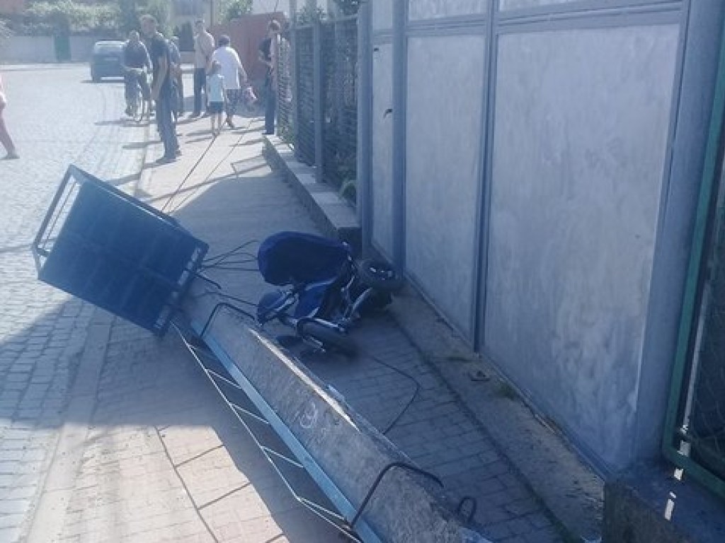 На Закарпатье бетонный столб убил двухлетнего ребенка &#8212; полиция (ФОТО)