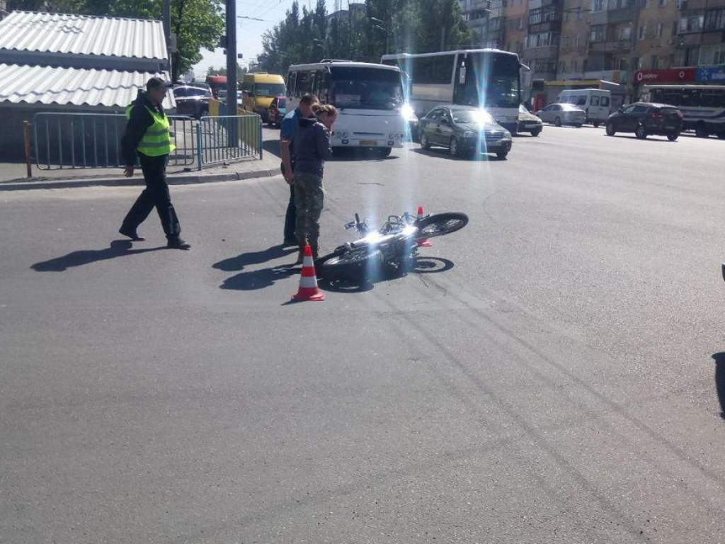 В Днепре мотоциклист врезался в «шестерку» (ФОТО)