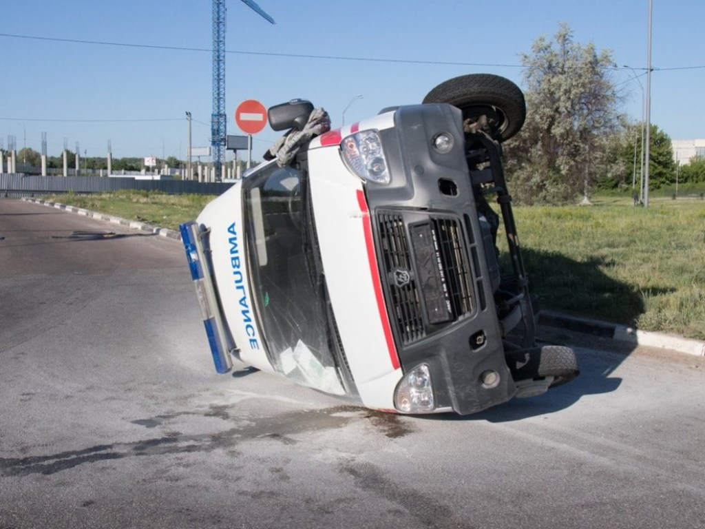На Столичном шоссе в Киеве перевернулась машина «скорой помощи», медиков «подрезала» легковушка (ФОТО)