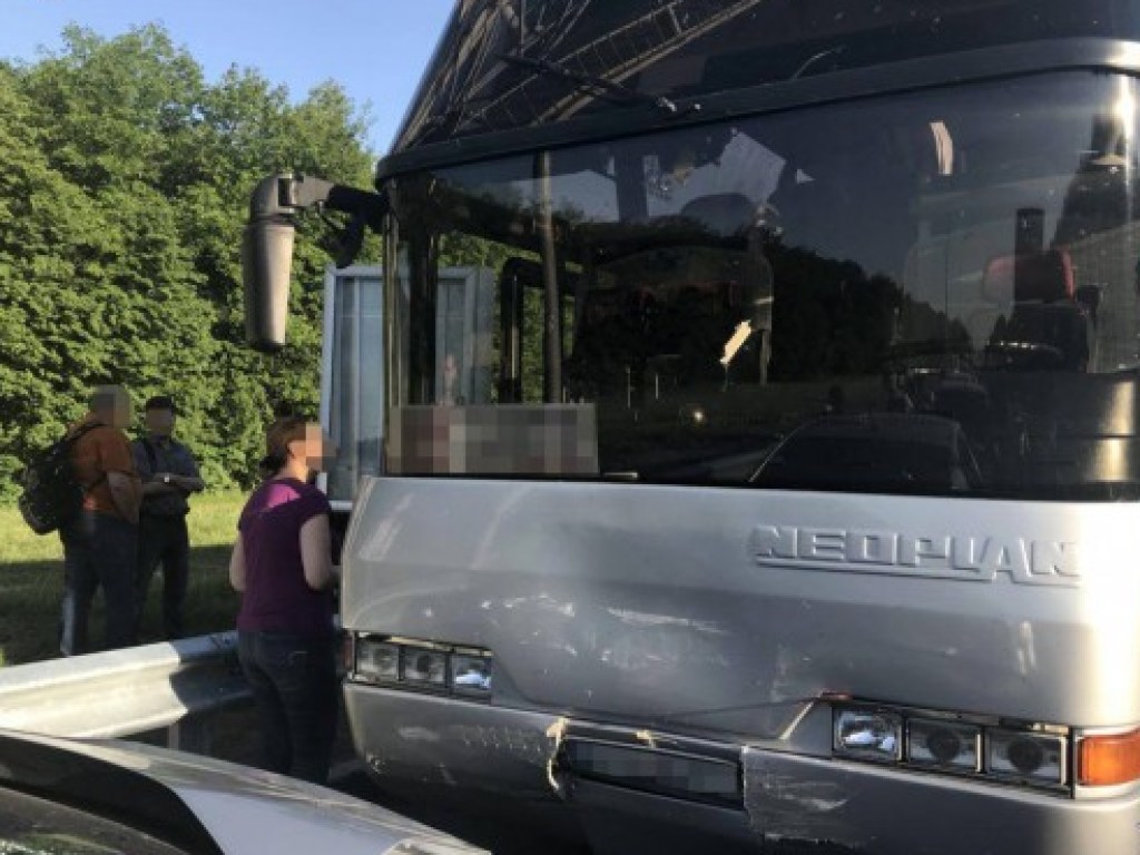 На территории аэропорта «Борисполь» столкнулись автобус и 3 автомобиля (ФОТО)