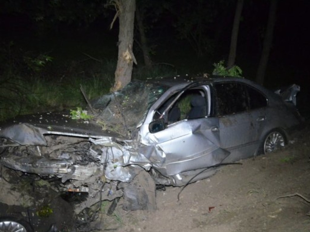 Под Николаевом BMW слетел с трассы и врезался в дерево: в больницу попала целая семья (ФОТО)
