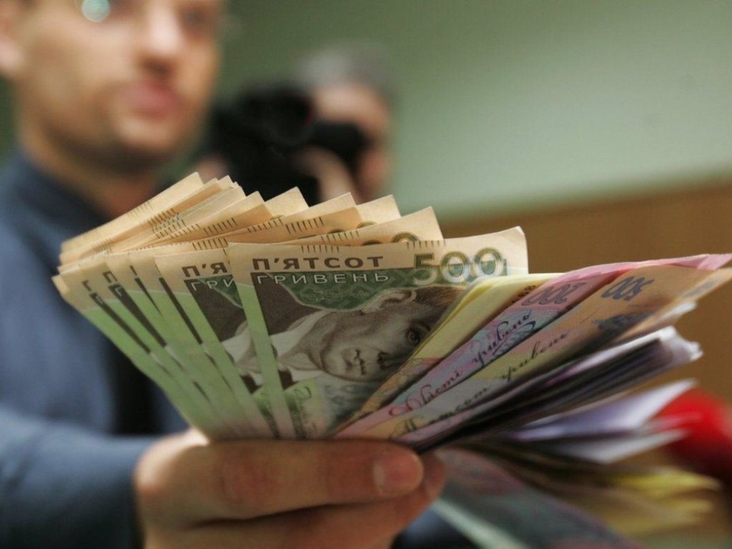  Средняя зарплата к концу года может составить 10 тысяч гривен &#8212; Кабмин