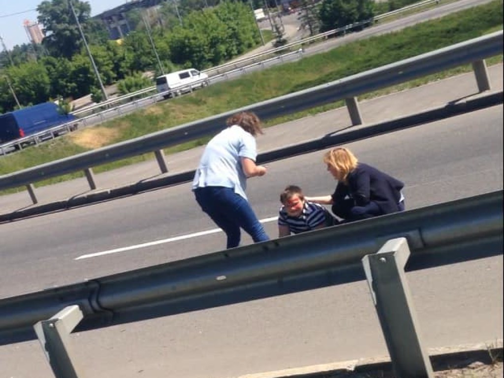 На правом берегу Киева таксист сбил женщину с ребенком (ФОТО)