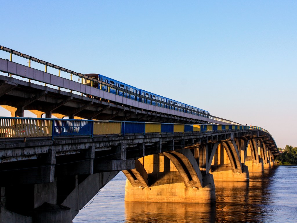 На мосту Метро в Киеве ограничили движение транспорта