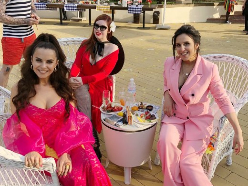 Джамала выбрала розовый костюм за 5 тысяч гривен для вечеринки Потапа и Насти Каменских (ФОТО)