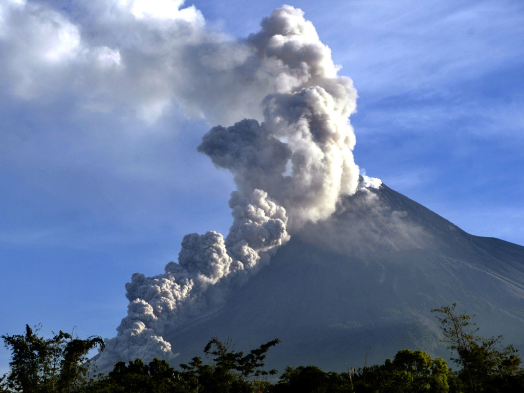 На острове Ява объявили эвакуацию из-за извержения вулкана Мерапи (ФОТО)