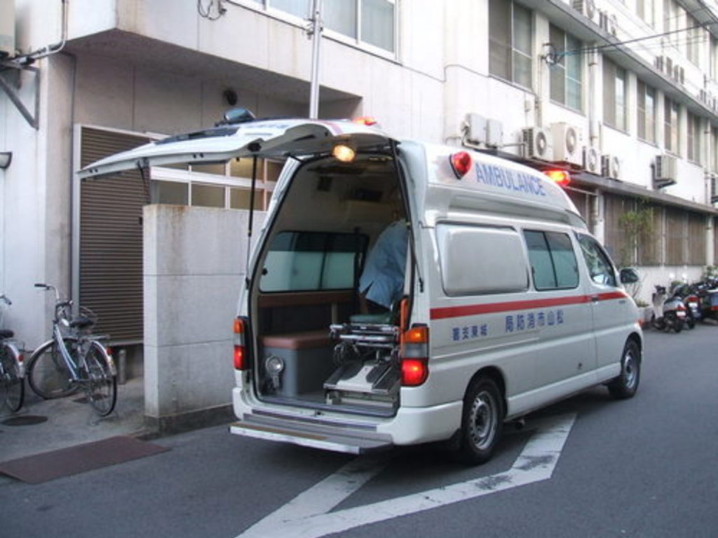 В Японии школьный автобус столкнулся со встречным авто, 18 пострадавших