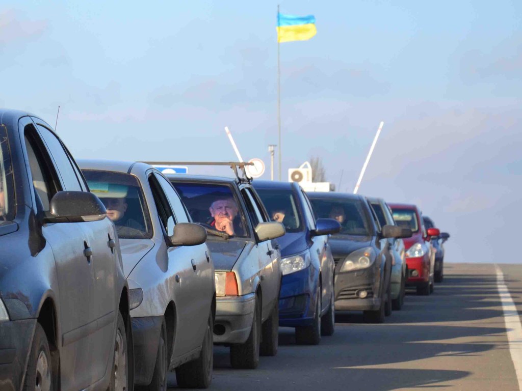 Правоохранители задержали на Донбассе авто с контрабандными тысячами долларов