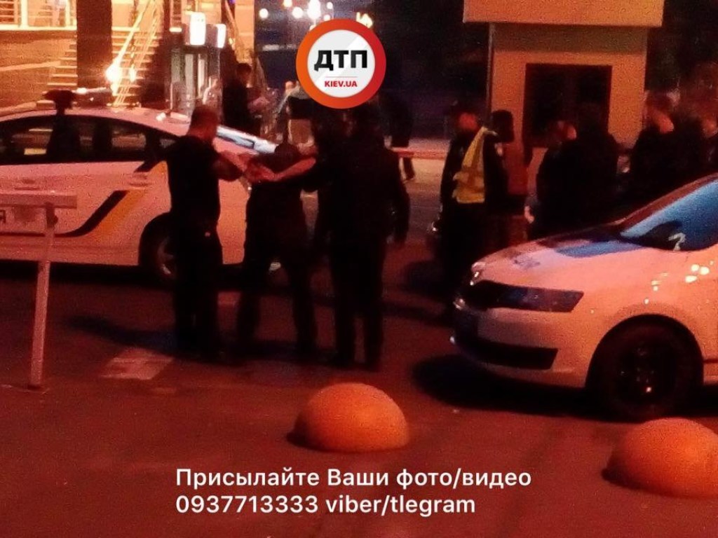 В Киеве мужчина устроил резню возле супермаркета (ФОТО, ВИДЕО)